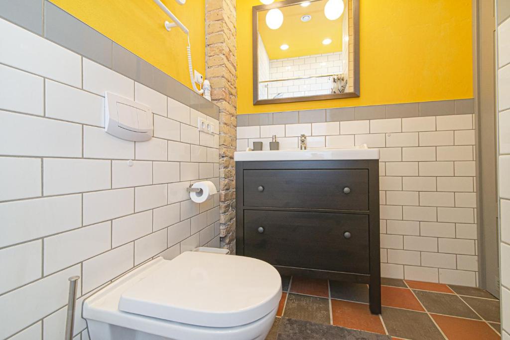Modern Vilnius Old Town apartment with free parking 3