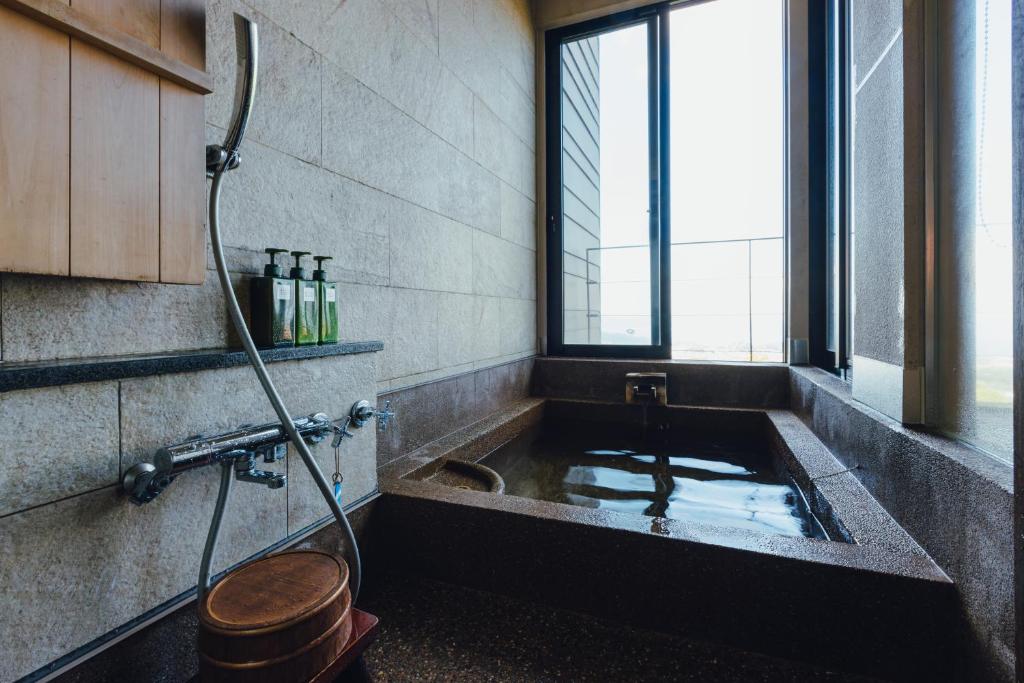 une salle de bain avec baignoire et douche dans l'établissement SEKIYA RESORT Terrace Midoubaru, à Beppu 72 autres photos