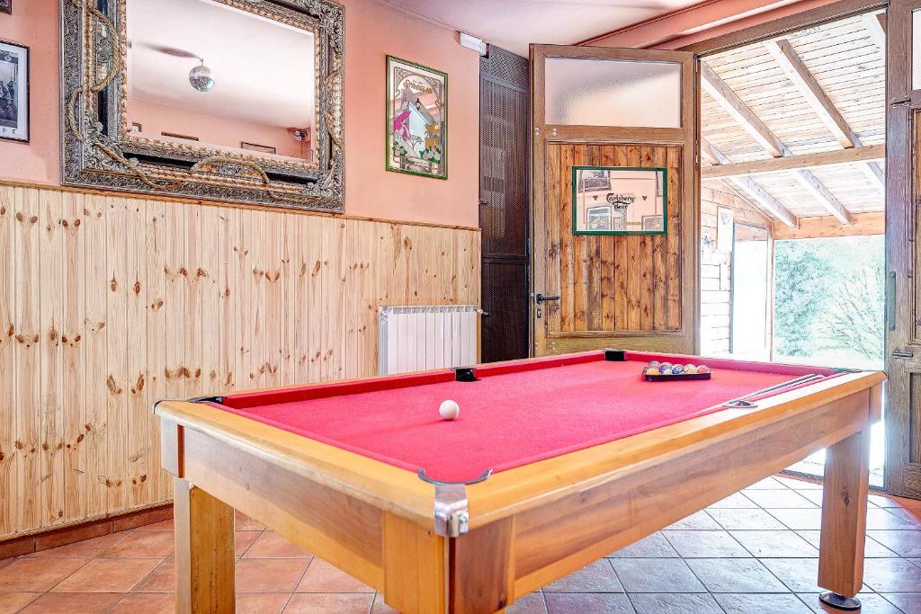 - une table de billard dans une pièce dotée d'une couverture rouge dans l'établissement Villa Verde, à Lucignano
