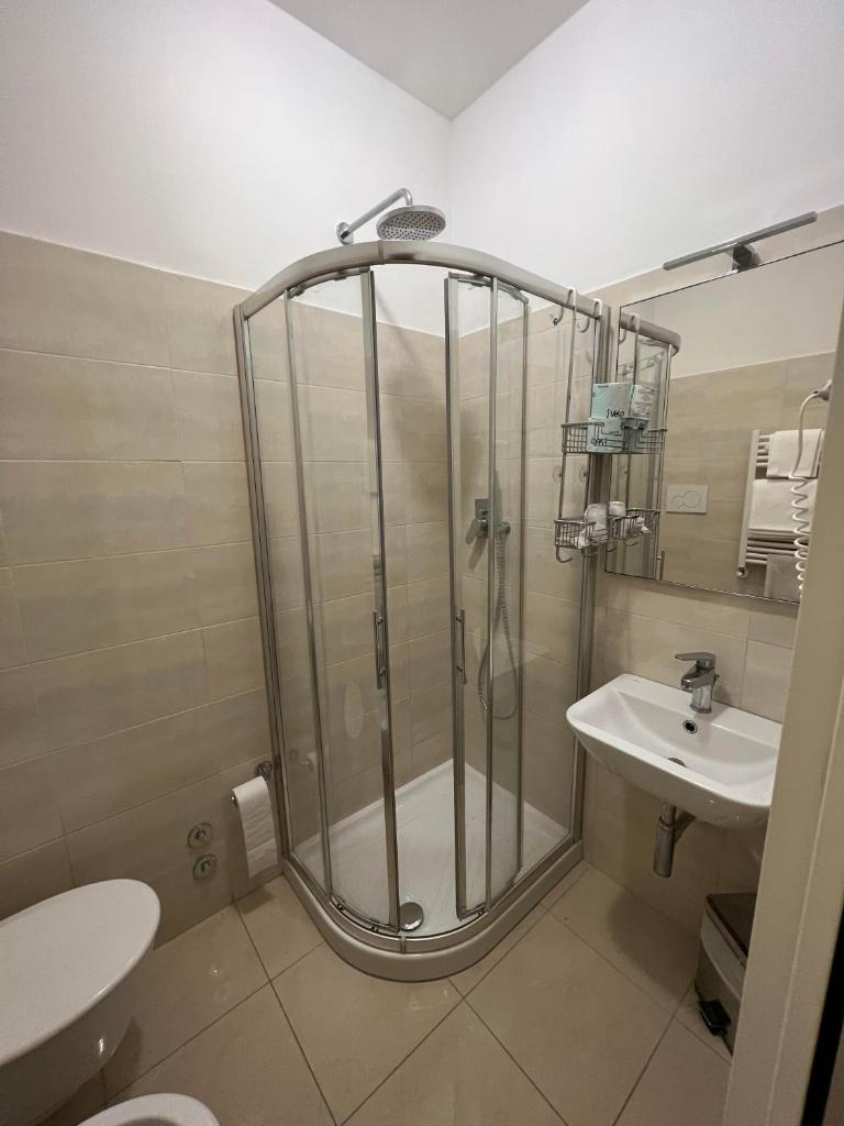 une salle de bain avec douche et lavabo dans l'établissement Hotel Athena, à Pesaro 33 autres photos