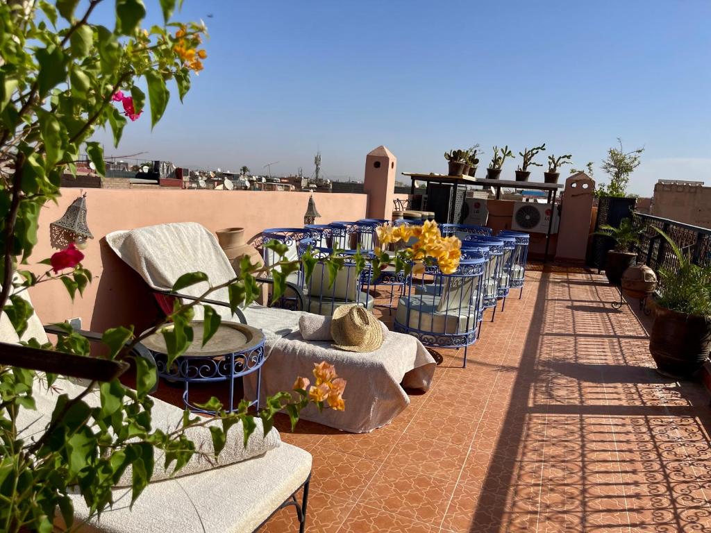 une rangée de chaises et de tables sur un toit dans l'établissement Riad Elias & Spa, à Marrakech