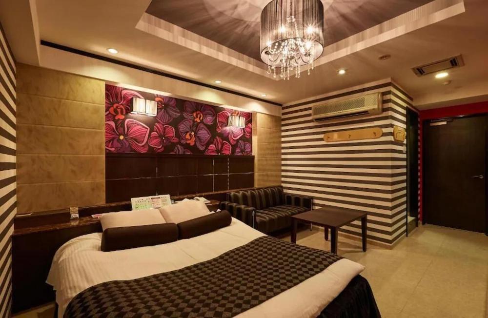 une chambre d'hôtel avec un lit et un canapé dans l'établissement HOTEL K's MINE, à Toyota 33 autres photos