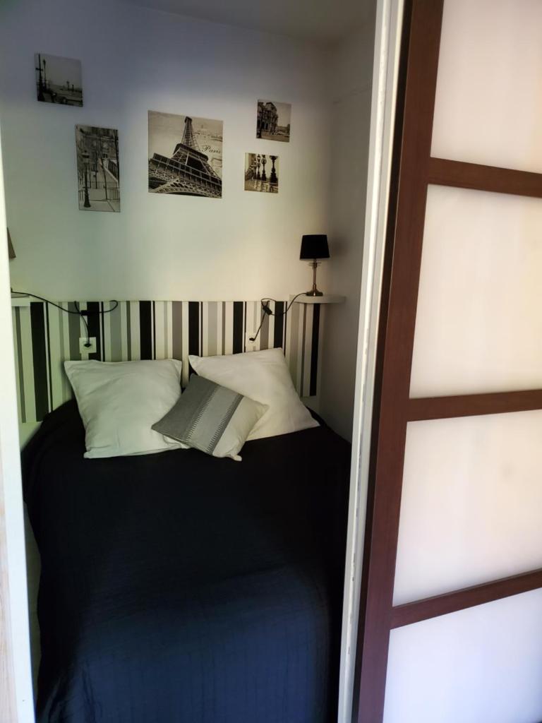 une chambre avec un lit avec une couverture bleue dans l'établissement Agréable appartement-Résidence Le Panoramic, aux Angles