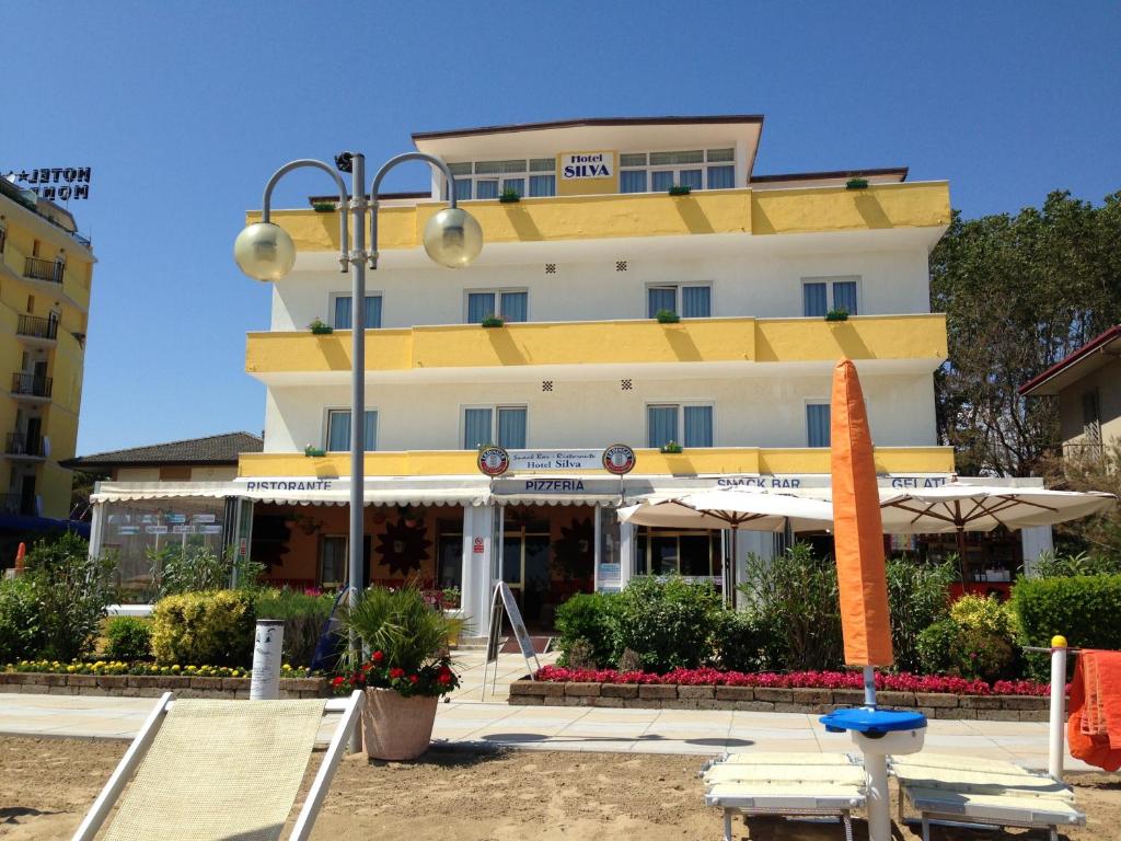 un bâtiment avec un cône orange devant lui dans l'établissement Hotel Silva Frontemare, à Lido di Jesolo