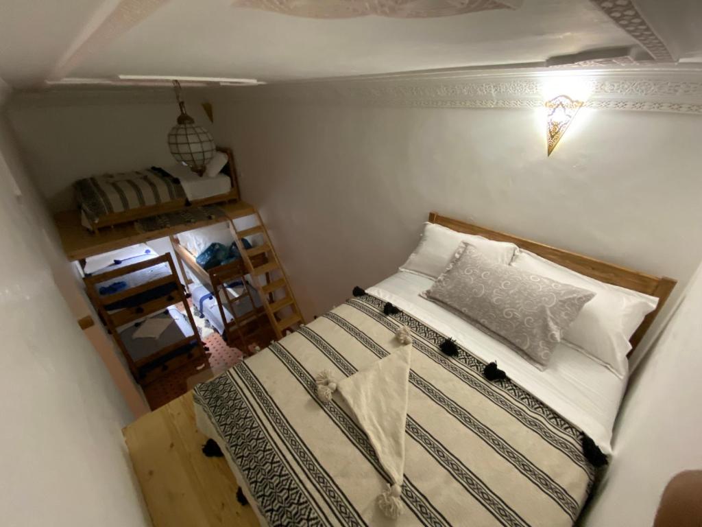 Cette petite chambre offre une vue de tête sur un lit. dans l'établissement Hostel Capital, à Rabat