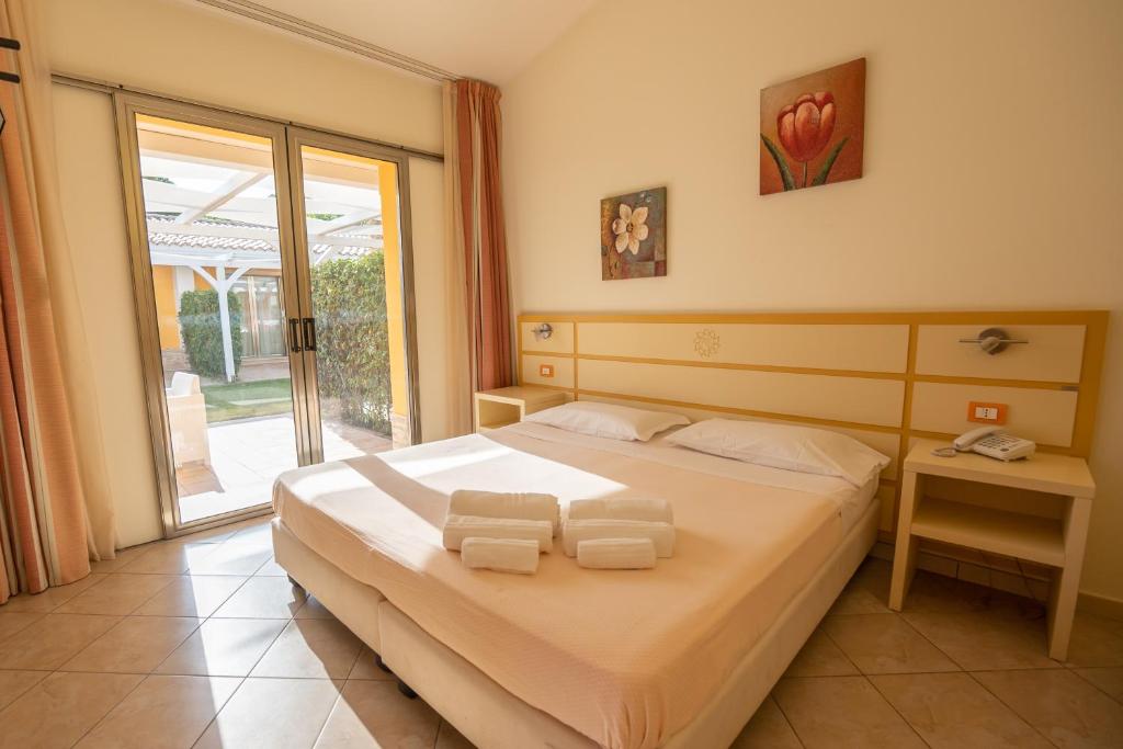 une chambre avec un lit avec deux serviettes dessus dans l'établissement Hotel Baia Di Trainiti, à Vibo Valentia