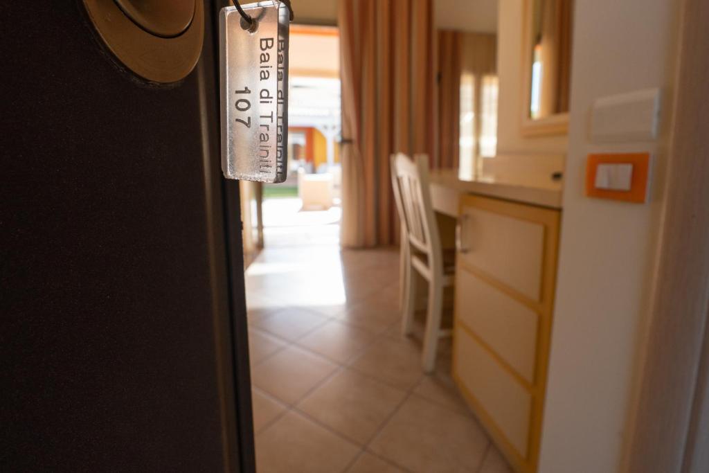 une poignée de porte menant à une cuisine munie d'une étiquette de porte. dans l'établissement Hotel Baia Di Trainiti, à Vibo Valentia 88 autres photos