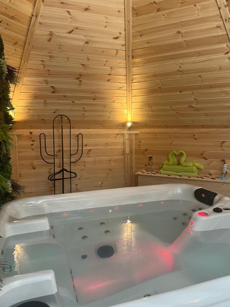 une baignoire dans une pièce avec un mur en bois dans l'établissement Les hebergements Insolites, à Taradeau 17 autres photos