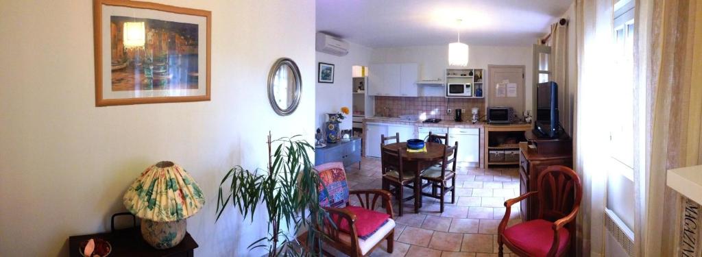 GITE , Maison de vacances avec extérieur et terrasse fleurie meublé tourisme 3 étoiles 3