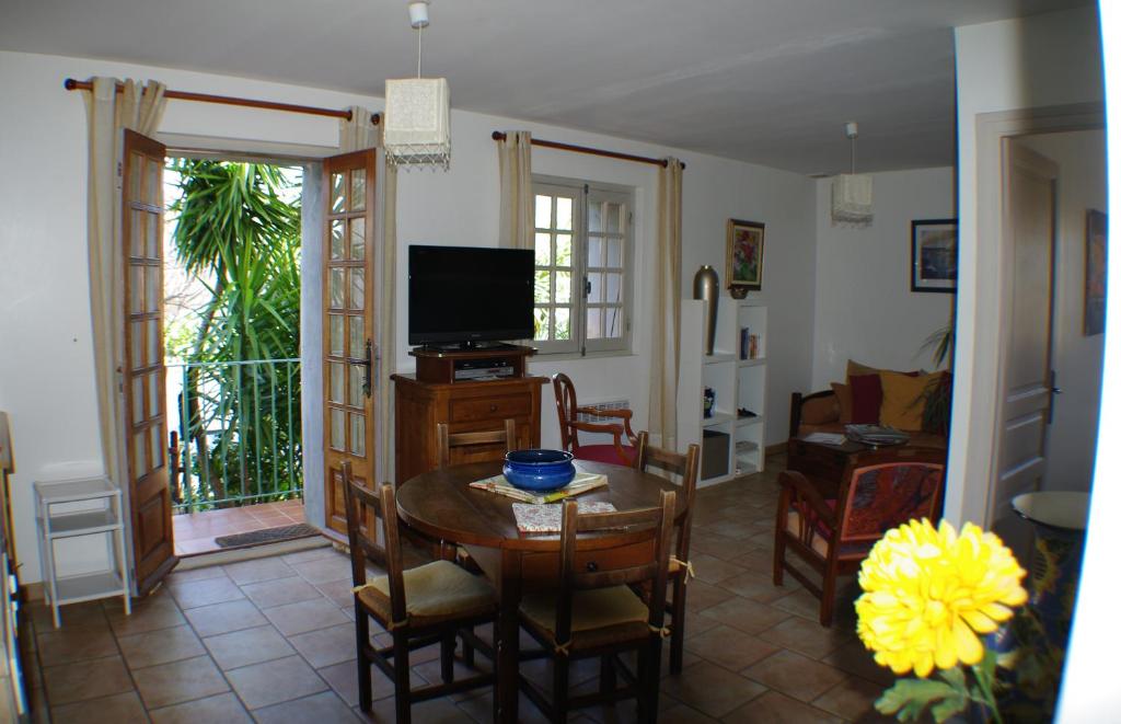 GITE , Maison de vacances avec extérieur et terrasse fleurie meublé tourisme 3 étoiles 4