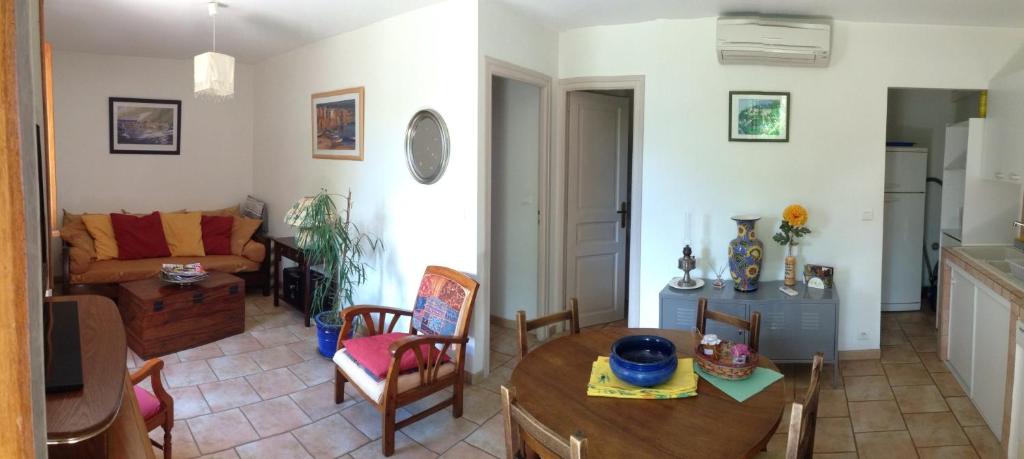 GITE , Maison de vacances avec extérieur et terrasse fleurie meublé tourisme 3 étoiles 8