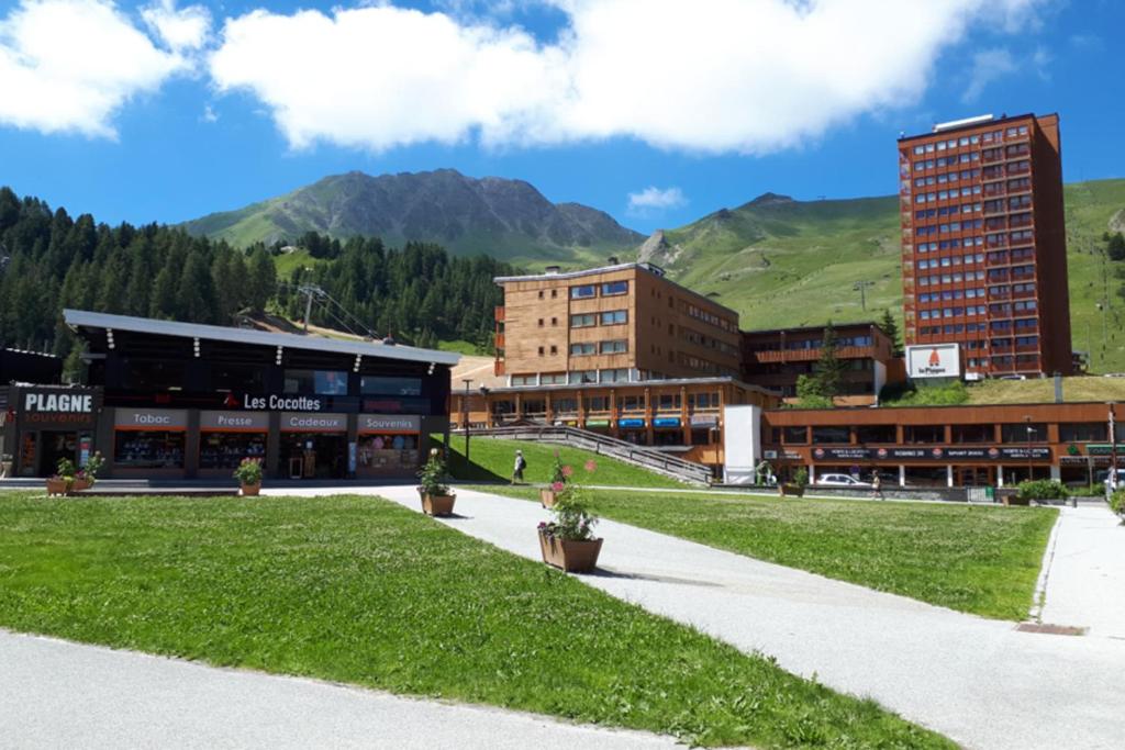 Photo de la galerie de l'établissement Studio with terrace view on Mont-Blanc, à La Plagne 1 autre photo