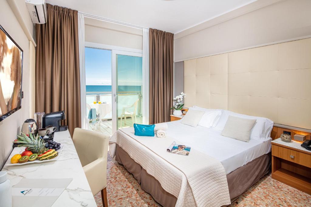 une chambre d'hôtel avec un lit et une vue sur l'océan dans l'établissement Hotel Royal, à Bibione 80 autres photos