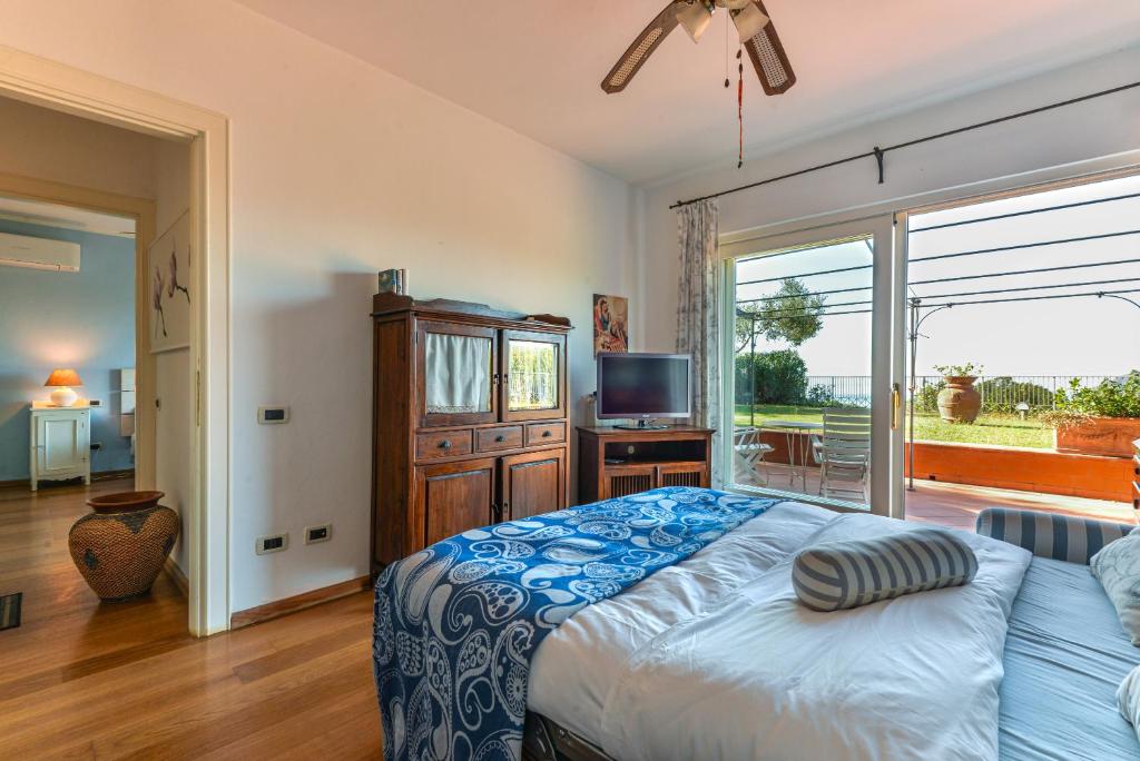 une chambre avec un lit et une grande fenêtre dans l'établissement Elba Offsite Villa, à Capoliveri 37 autres photos