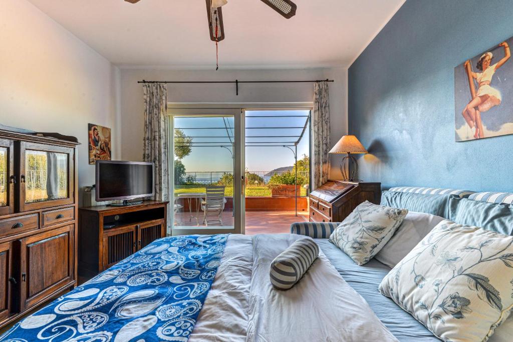 un salon avec un lit et une télévision dans l'établissement Elba Offsite Villa, à Capoliveri