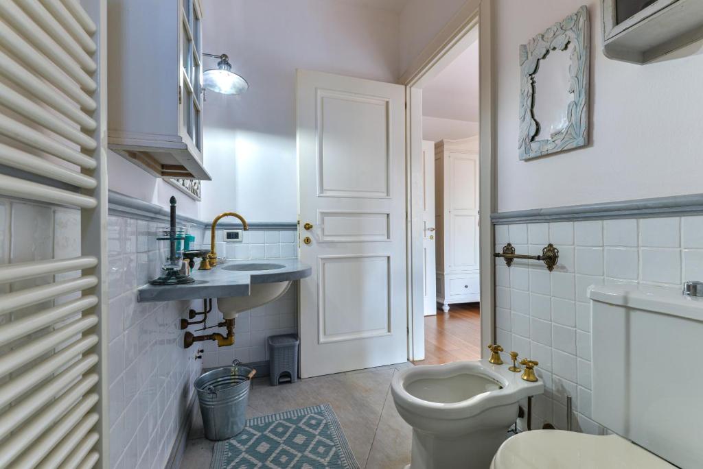 une salle de bain avec toilettes et lavabo dans l'établissement Elba Offsite Villa, à Capoliveri