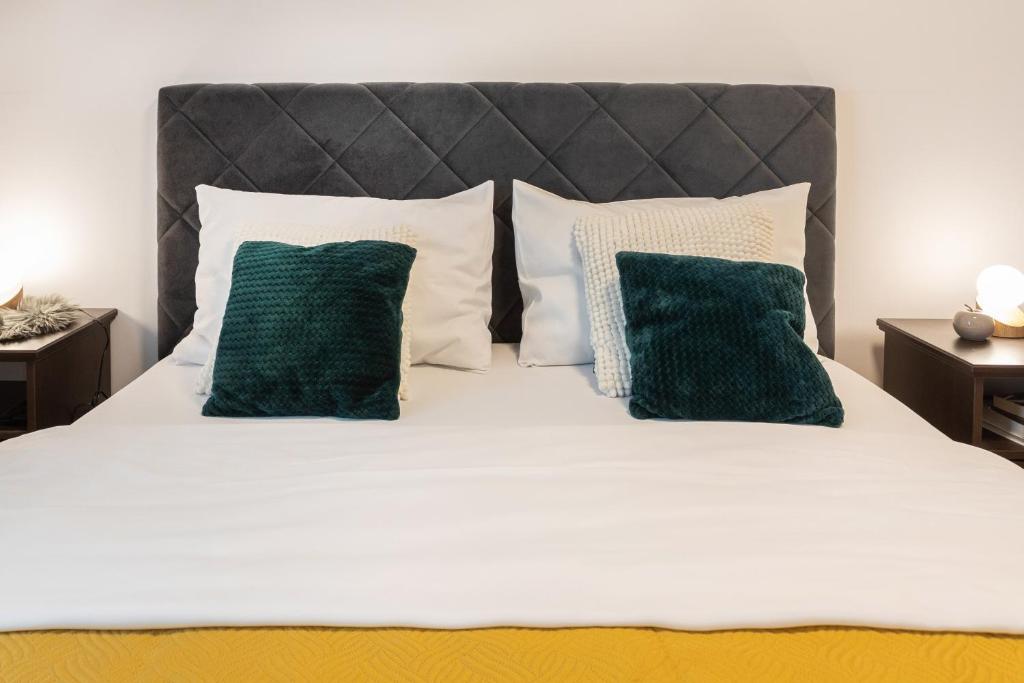 Design 2BDR Apartment with Balcony- FREE PARKING 6