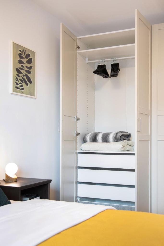 Design 2BDR Apartment with Balcony- FREE PARKING 5