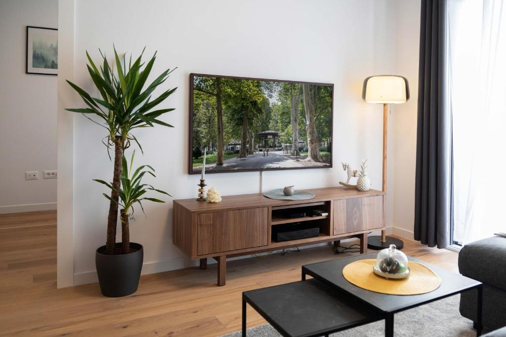 Design 2BDR Apartment with Balcony- FREE PARKING 2