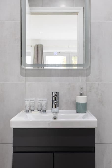 Fabulous Modern Luxury Apartment Sleeps 6- Parking 8