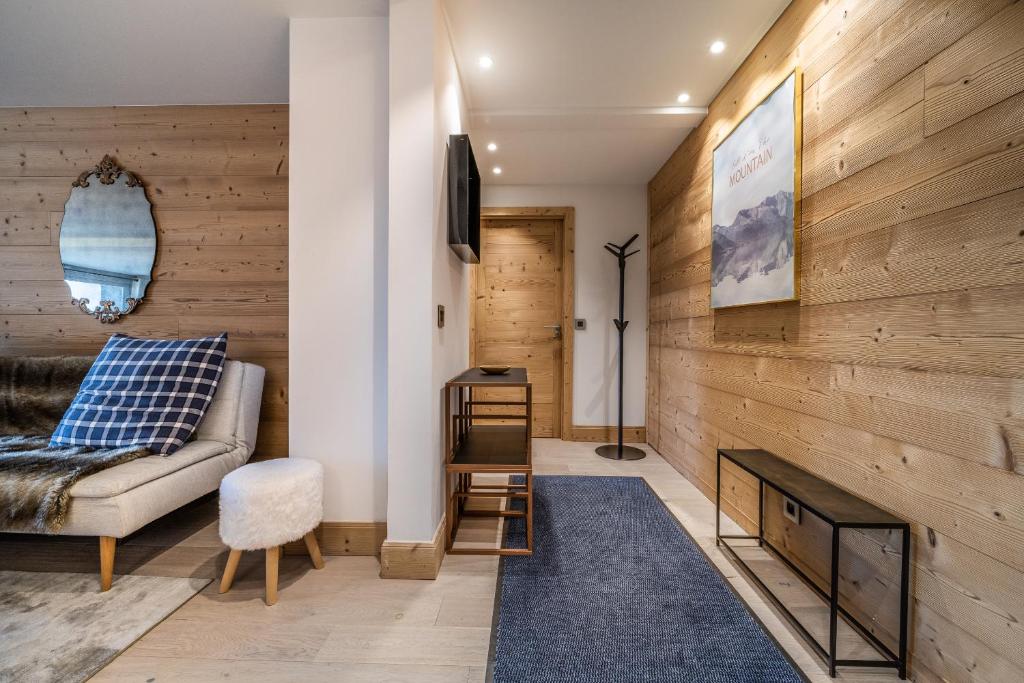 un salon avec un canapé et une cheminée dans l'établissement Apartment Cortirion Megeve - by EMERALD STAY, à Megève