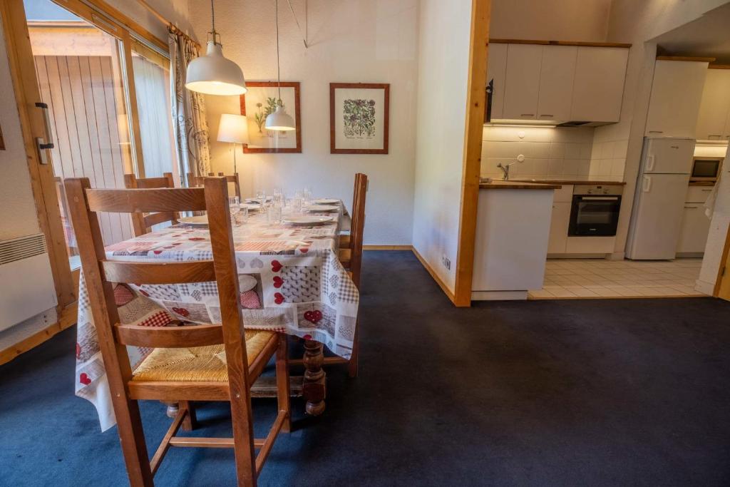 une cuisine et une salle à manger avec une table et des chaises dans l'établissement Sherpa 18 on the Mottaret snowfront, à Méribel