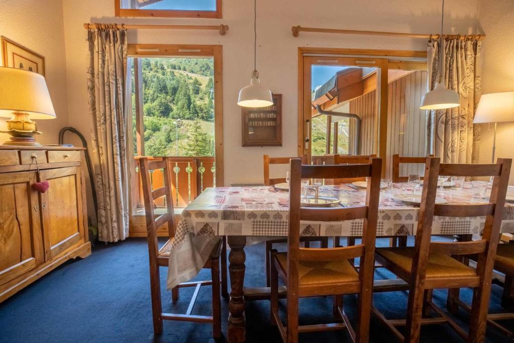une salle à manger avec une table et des chaises et une fenêtre dans l'établissement Sherpa 18 on the Mottaret snowfront, à Méribel 17 autres photos