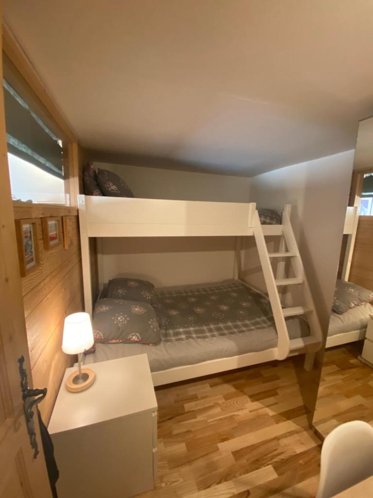 une chambre avec deux lits superposés dans une pièce dans l'établissement Residence Grand Roc - Kercham, à Chamonix-Mont-Blanc