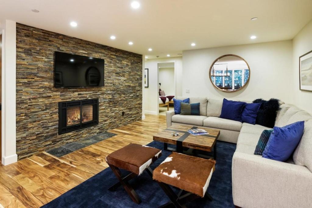 Little Nell Condominiums Unit 7, Sleek Downtown Condo with Private Deck, Designer Upgrades