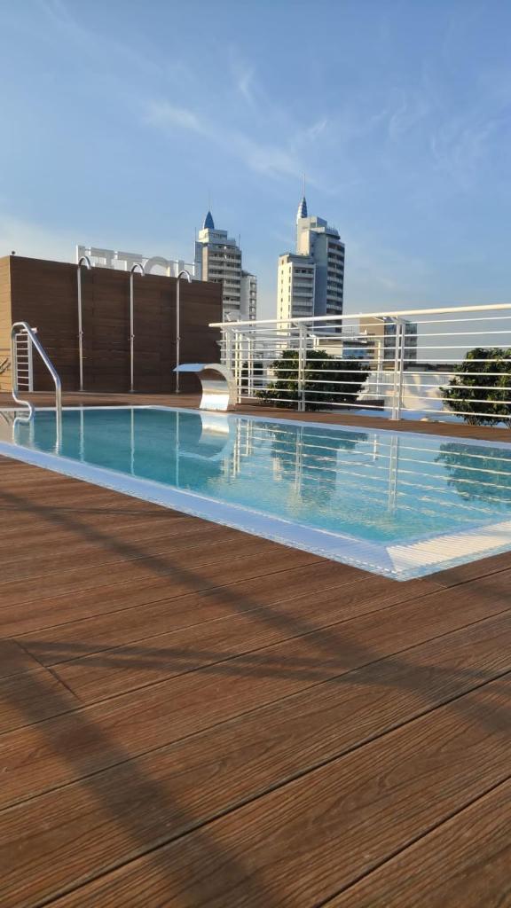 une piscine sur le toit d'un immeuble dans l'établissement Hotel Speranza, à Lido di Jesolo