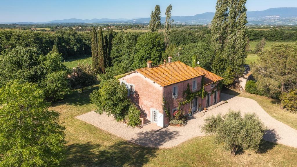 une vue aérienne d'une maison dans un champ dans l'établissement CASALE DELL'OASI 12, Emma Villas, à Gallese