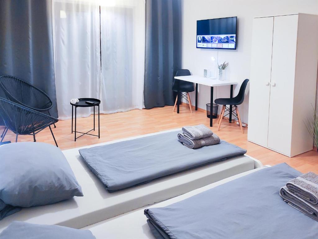 ALFA Apartment Stuttgart Mitte 2 Zimmer City-Lage Berliner Platz Balkon Netflix Küche WM l 2BR 5 Beds 6 People l Fully equipped Kitchen & Bathroom 1