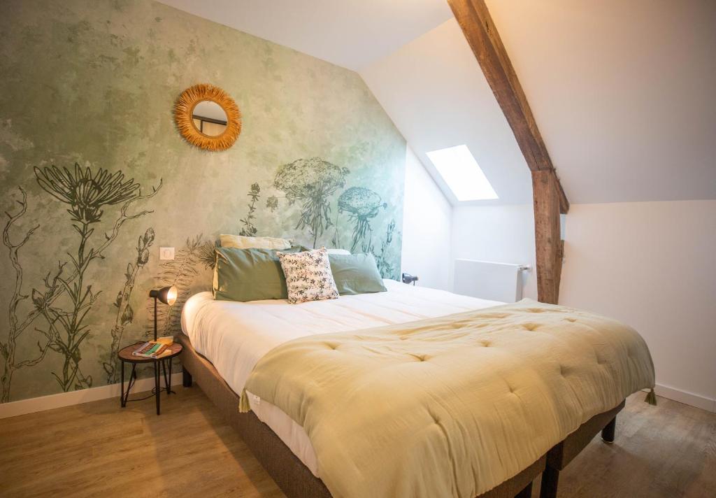 - une chambre avec un grand lit et une fresque murale dans l'établissement Lodge ou Gîte de caractére avec jaccuzi spa piscine, à Argelès-Gazost