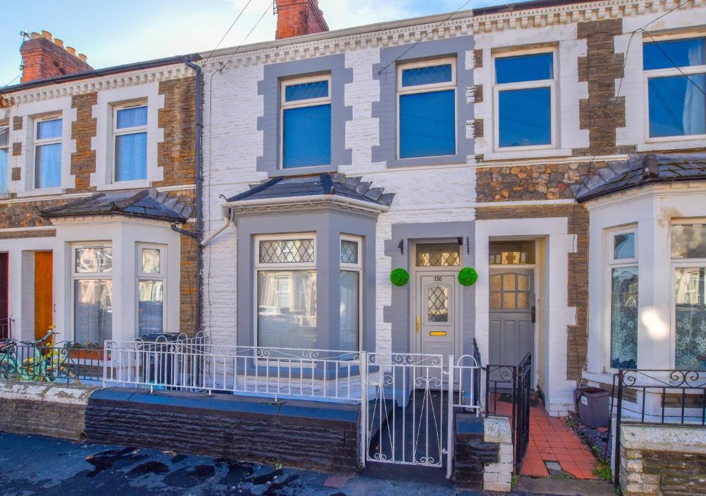Modernistic 4-bedroom home close to City Centre 6