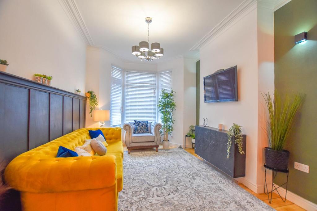 Modernistic 4-bedroom home close to City Centre 8