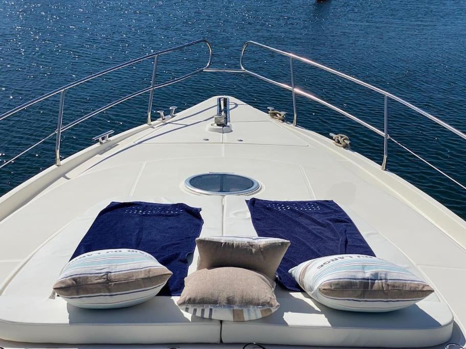 - un bateau avec 2 oreillers et une chaise sur le bateau dans l'établissement Yacht le Yauta Porto Vecchio, à Porto-Vecchio 6 autres photos