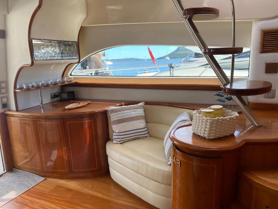 - un salon avec un canapé dans un bateau dans l'établissement Yacht le Yauta Porto Vecchio, à Porto-Vecchio