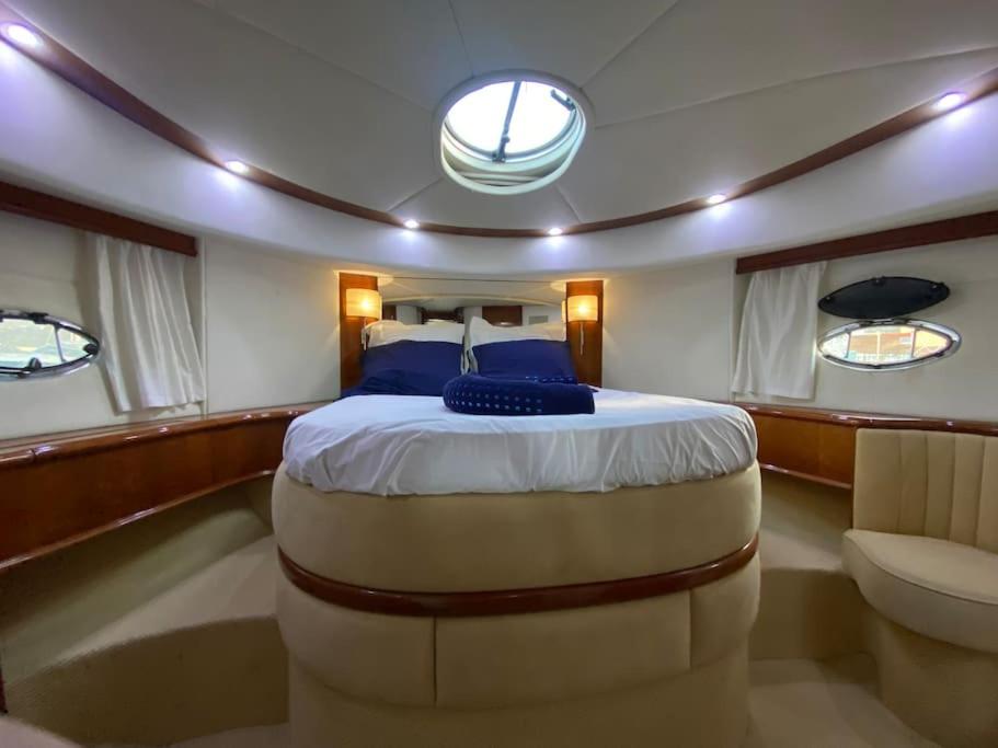 - un grand lit au milieu d'un bateau dans l'établissement Yacht le Yauta Porto Vecchio, à Porto-Vecchio