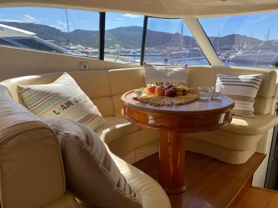 - une table avec un bol de fruits sur un bateau dans l'établissement Yacht le Yauta Porto Vecchio, à Porto-Vecchio