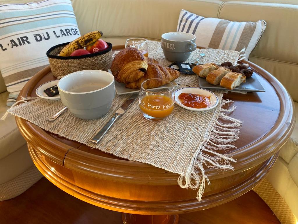 - une table basse avec un plateau de petit-déjeuner dans l'établissement Yacht le Yauta Porto Vecchio, à Porto-Vecchio