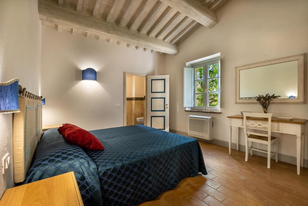 une chambre avec un lit, un bureau et une fenêtre dans l'établissement Villa Lucarella with pool, Air Con - San Casciano dei Bagni, à San Casciano dei Bagni 39 autres photos