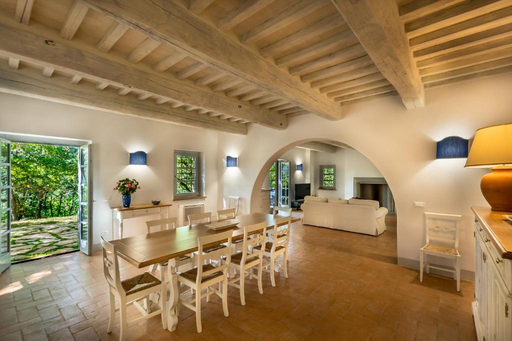 une cuisine et une salle à manger avec une table et des chaises dans l'établissement Villa Lucarella with pool, Air Con - San Casciano dei Bagni, à San Casciano dei Bagni