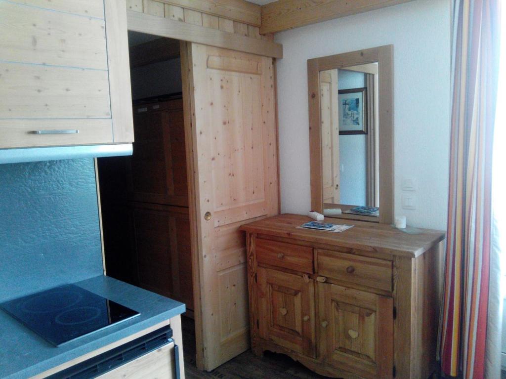 une cuisine avec un évier et un meuble en bois dans l'établissement Studio 20 Les Grandes Platières, à Tignes