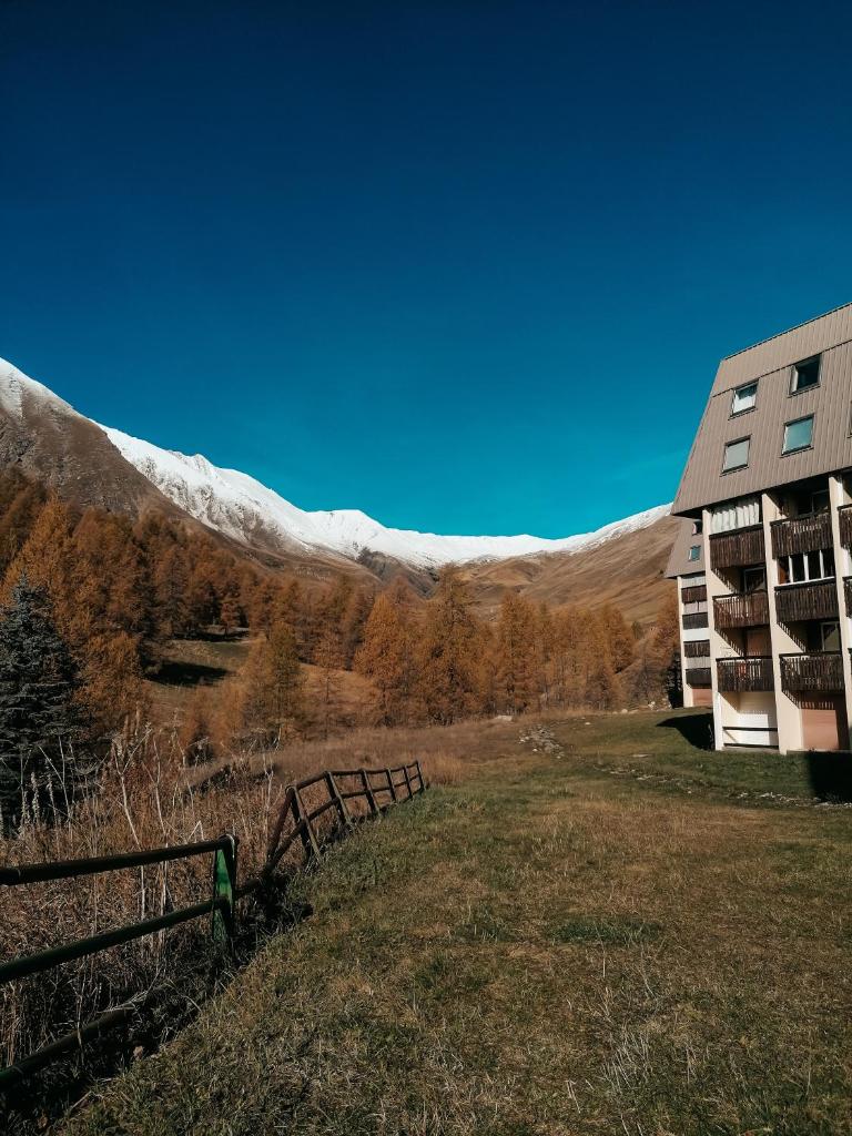 un bâtiment dans un champ recouvert de neige dans l'établissement LA FOUX D'ALLOS Centre station, vue panoramique Quartier les étoiles 50m des remontées, à Allos