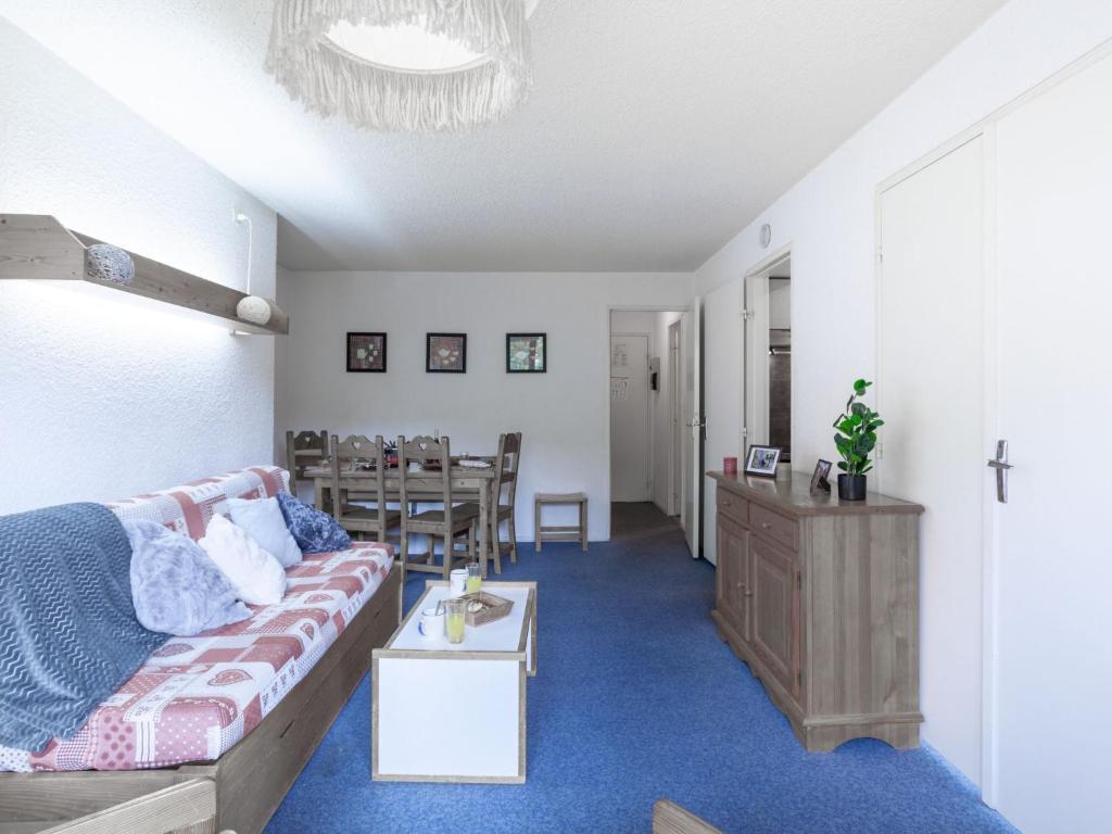 un salon avec un canapé et une table dans l'établissement Apartment Lunik Orion-23 by Interhome, au Corbier