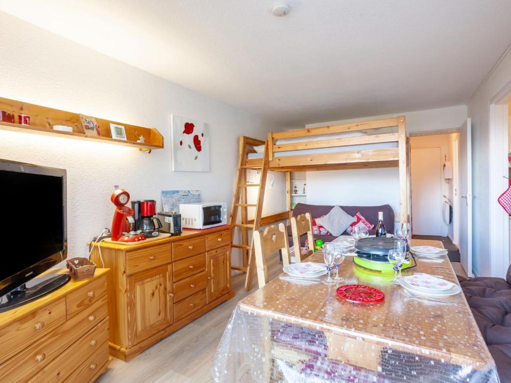 Cette chambre comprend une table et des lits superposés. dans l'établissement Apartment Pegase Phenix-70 by Interhome, au Corbier