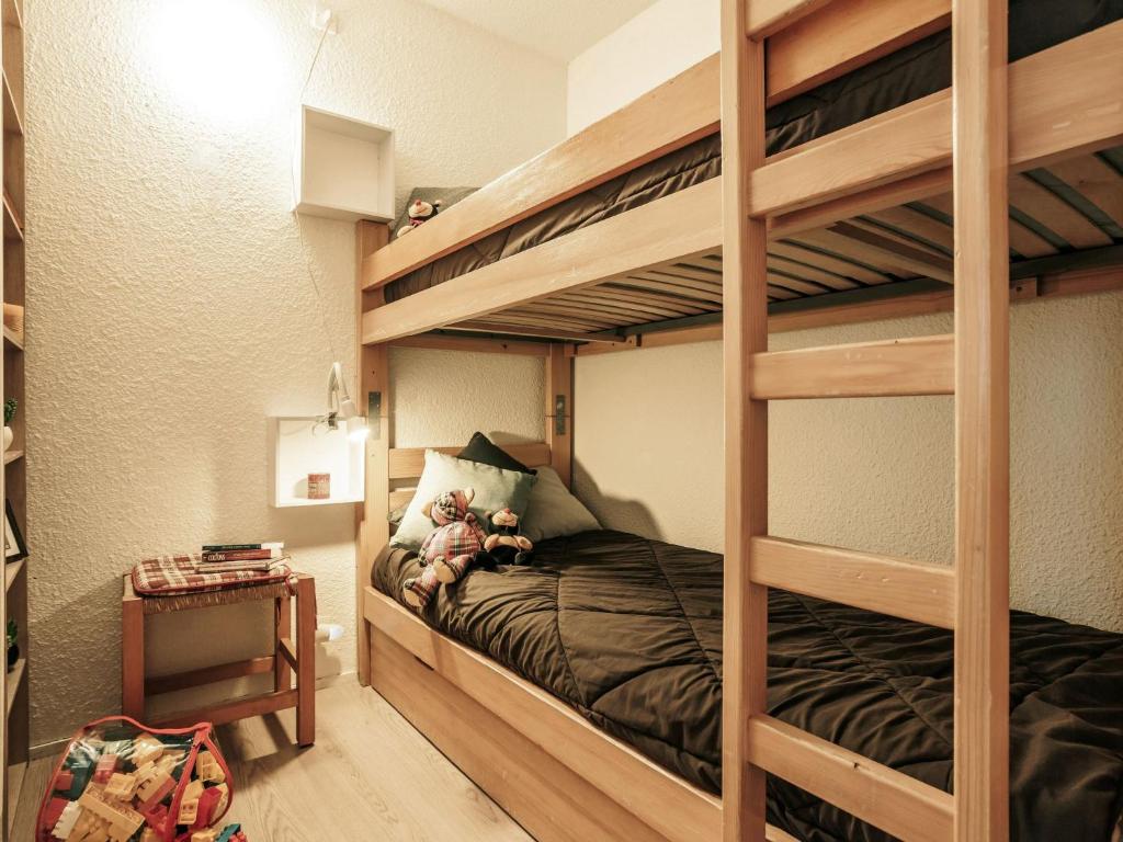 - un enfant assis sur un lit superposé dans une chambre dans l'établissement Apartment Pegase Phenix-70 by Interhome, au Corbier