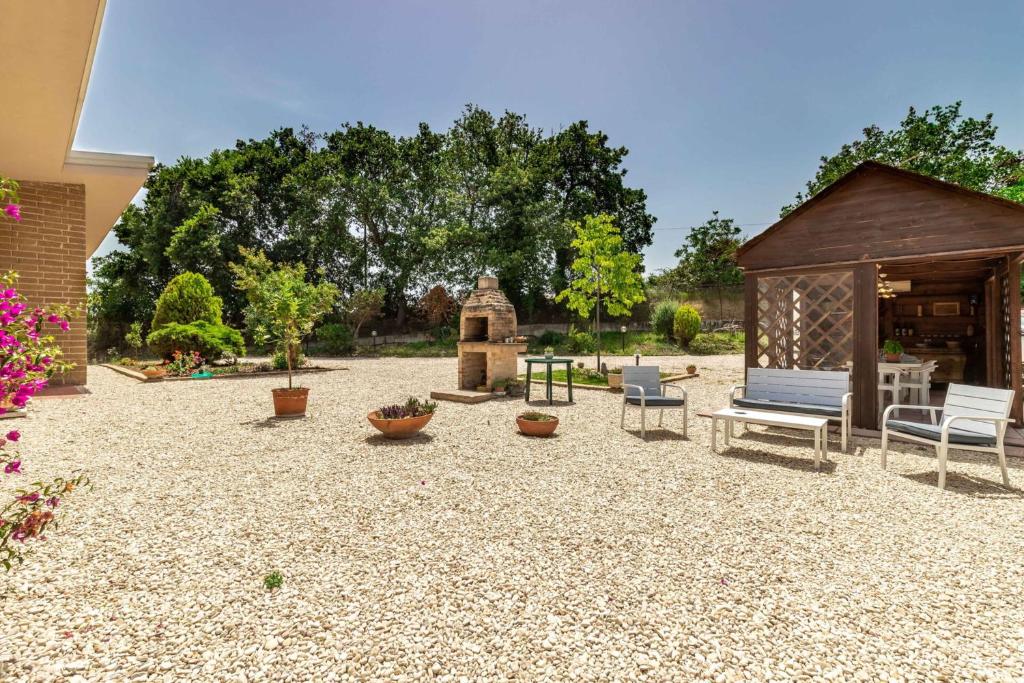 un cimetière avec un kiosque et des chaises dans l'établissement Villa degli Archi by Mmega, à SantʼElpidio a Mare