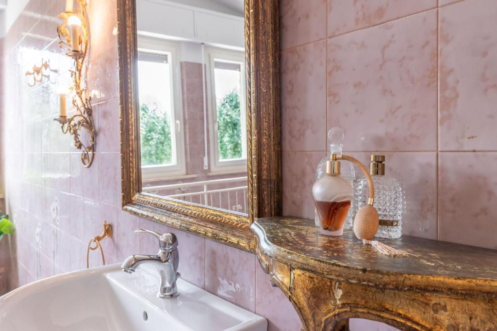 une salle de bain avec un miroir et un lavabo dans l'établissement Villa degli Archi by Mmega, à SantʼElpidio a Mare