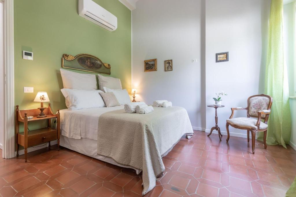 une chambre avec un grand lit et une chaise dans l'établissement Villa degli Archi by Mmega, à SantʼElpidio a Mare 37 autres photos